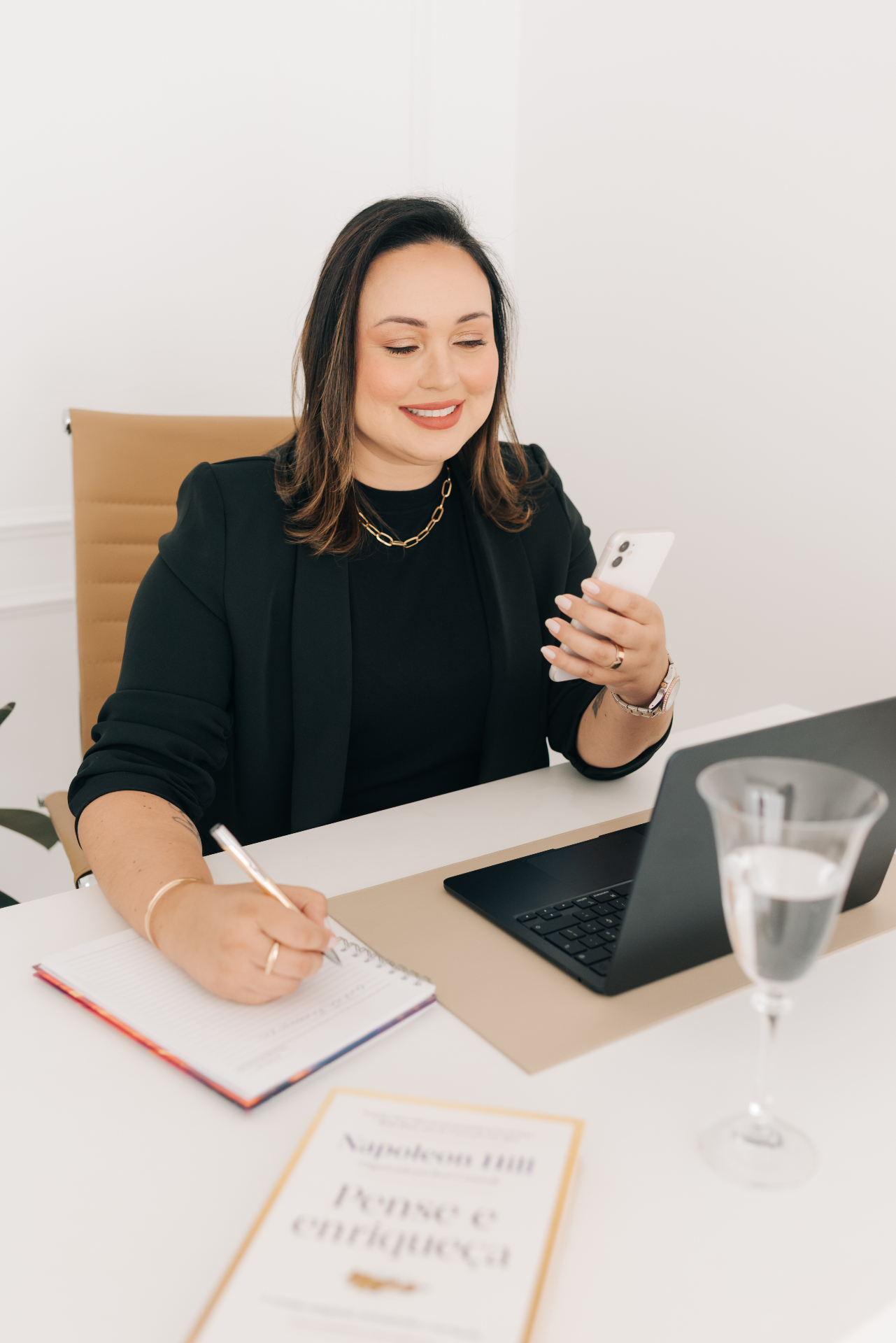 Executiva da Magical Corporate em ambiente de trabalho